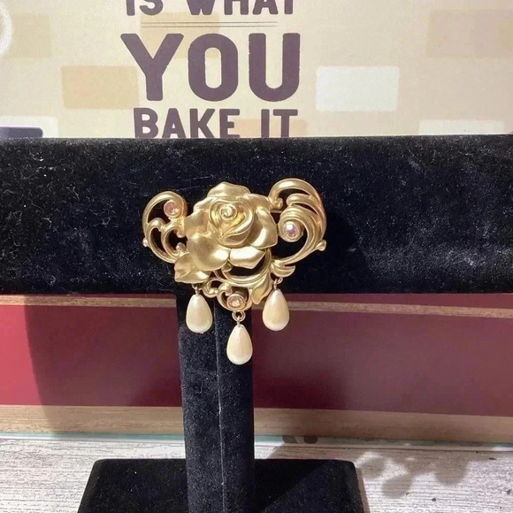 Avon Matte Gold Victorian Rose Pink AB Stones & Faux Dangle Pearls Brooch - Picture 2 of 4